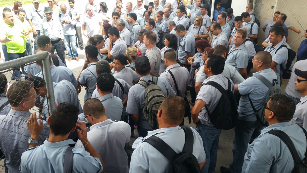 Anderson Teixeira com os motoristas e cobradores da CCD, durante protesto que resultou na garantia de pagamento dos salários atrasados.